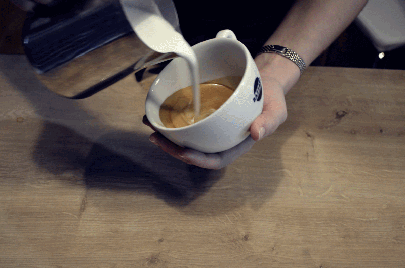 Latte art, czyli sztuka malowania na kawie